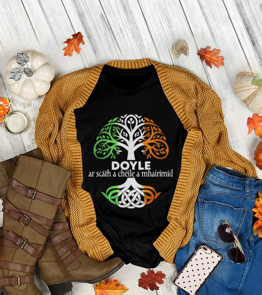 Doyle Irish Family Name Celtic Irish Roots Tree ar scáth a chéile a mhaireannimid T-Shirt