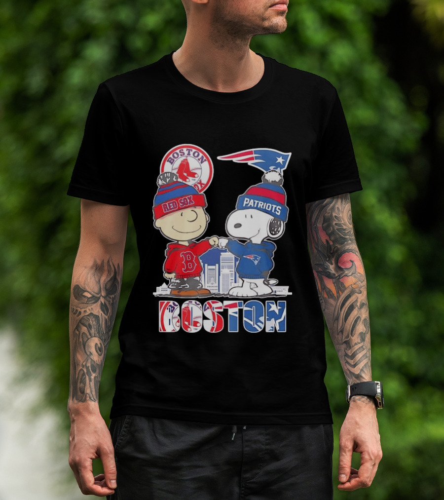 Boston Red Sox And New England Patriots Charlie Brown Snoopy Skyline T-Shirt