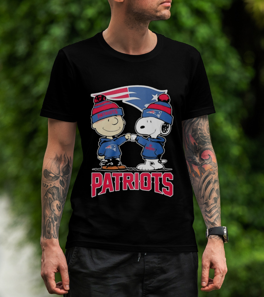 Charlie Brown Snoopy New England Patriots NFL Fist Bump Team Spirit T-Shirt
