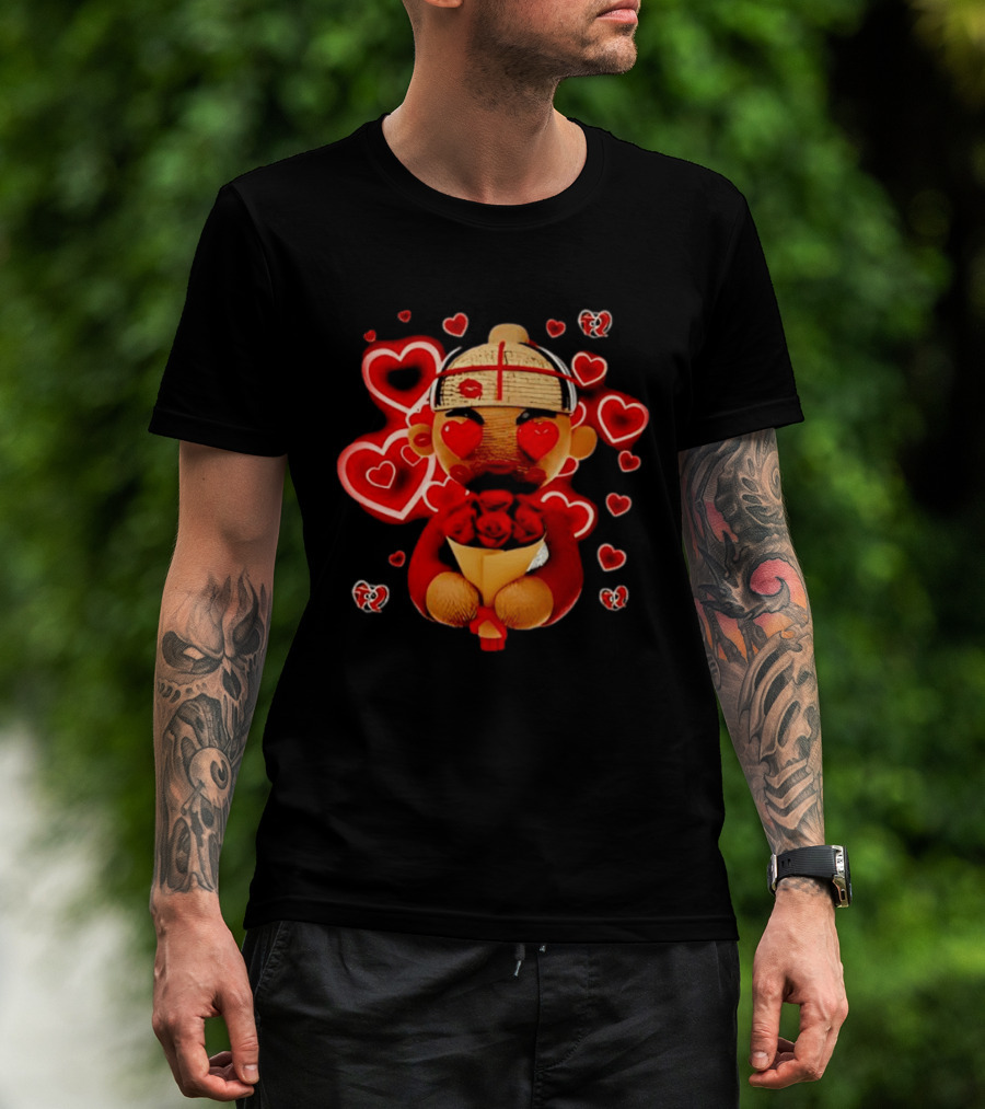 Fuerza Regida Chuyin Amor Corazón Rojo Muñeco Flores Y Corazones T-Shirt