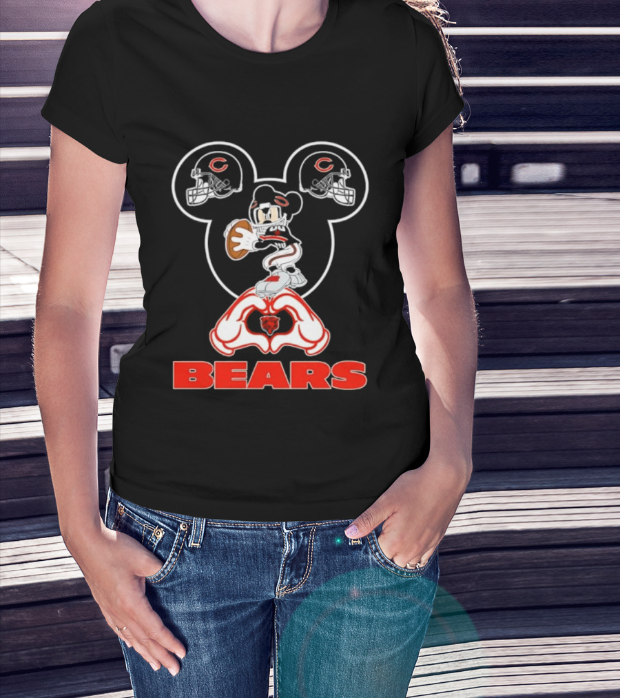Chicago Bears Mickey Mouse Helmets Love Heart Hands T-Shirt