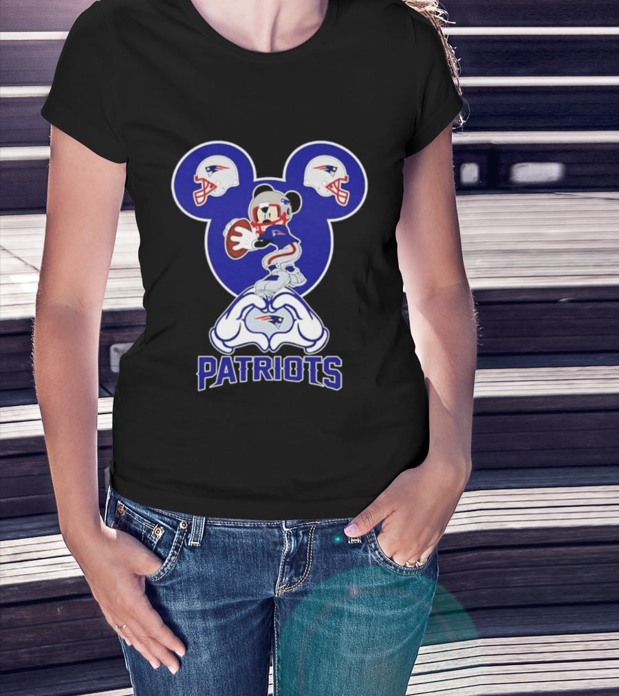 New England Patriots Mickey Mouse Helmet Heart Hands T-Shirt