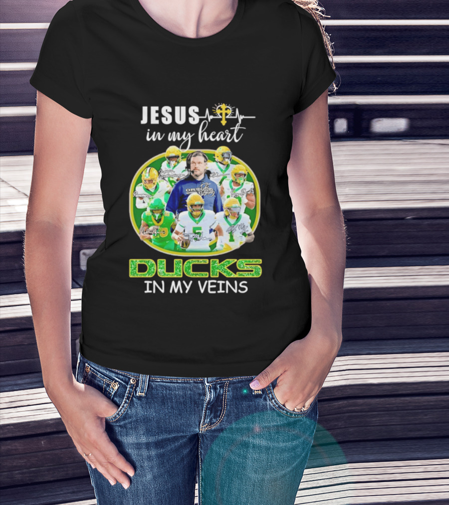 Jesus In My Heart Oregon Ducks In My Veins Football Players Signatures T-Shirt