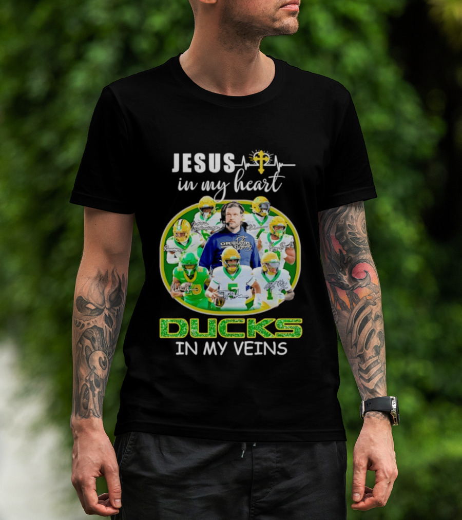 Jesus In My Heart Oregon Ducks In My Veins Football Players Signatures T-Shirt