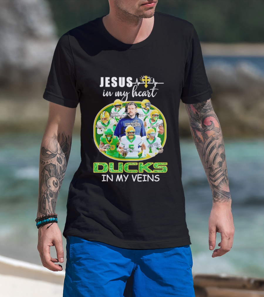 Jesus In My Heart Oregon Ducks In My Veins Football Players Signatures T-Shirt