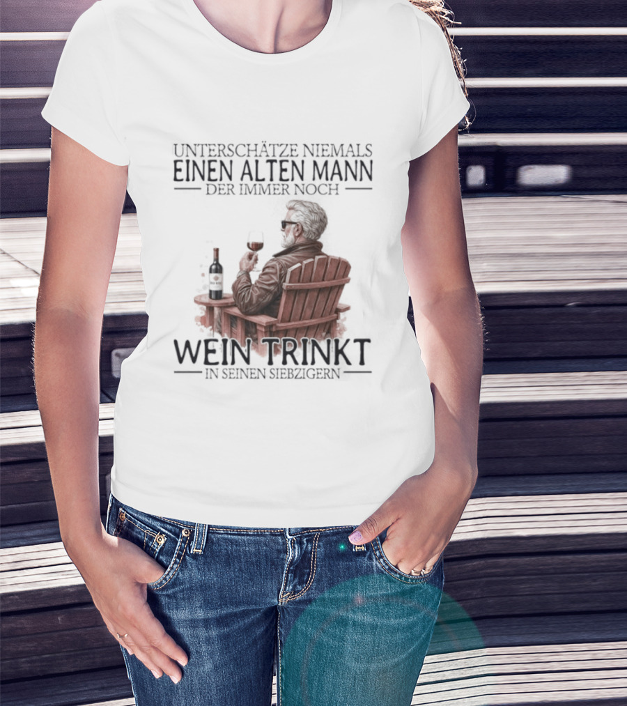 Unterschätze Niemals Einen Alten Mann Der Immer Noch Wein Trinkt In Seinen Siebzigern T-Shirt