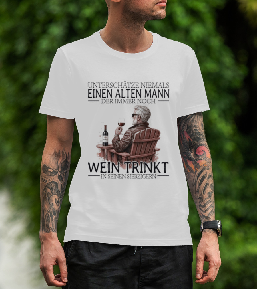 Unterschätze Niemals Einen Alten Mann Der Immer Noch Wein Trinkt In Seinen Siebzigern T-Shirt