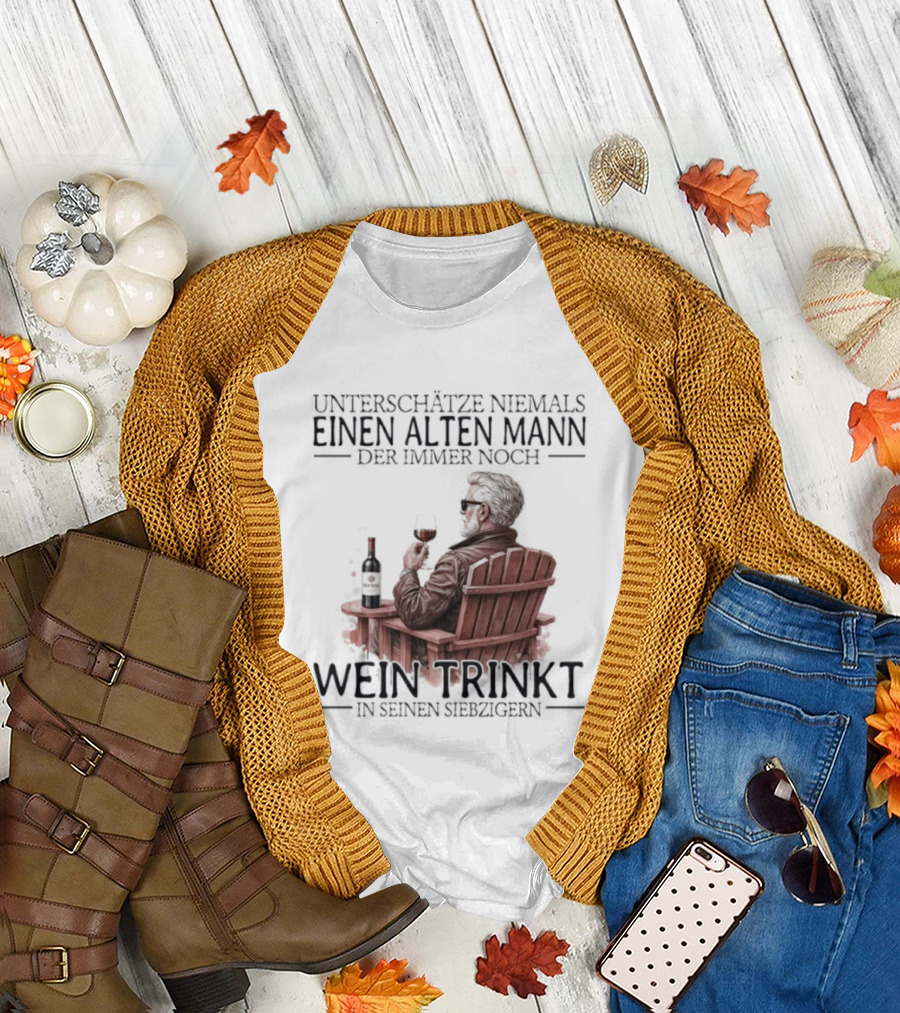 Unterschätze Niemals Einen Alten Mann Der Immer Noch Wein Trinkt In Seinen Siebzigern T-Shirt