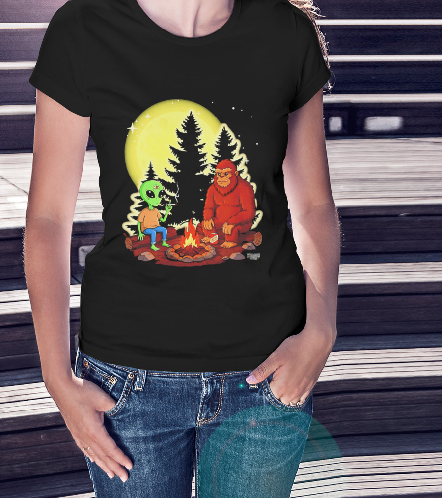 Bigfoot And Alien Campfire Night Under Full Moon T-Shirt