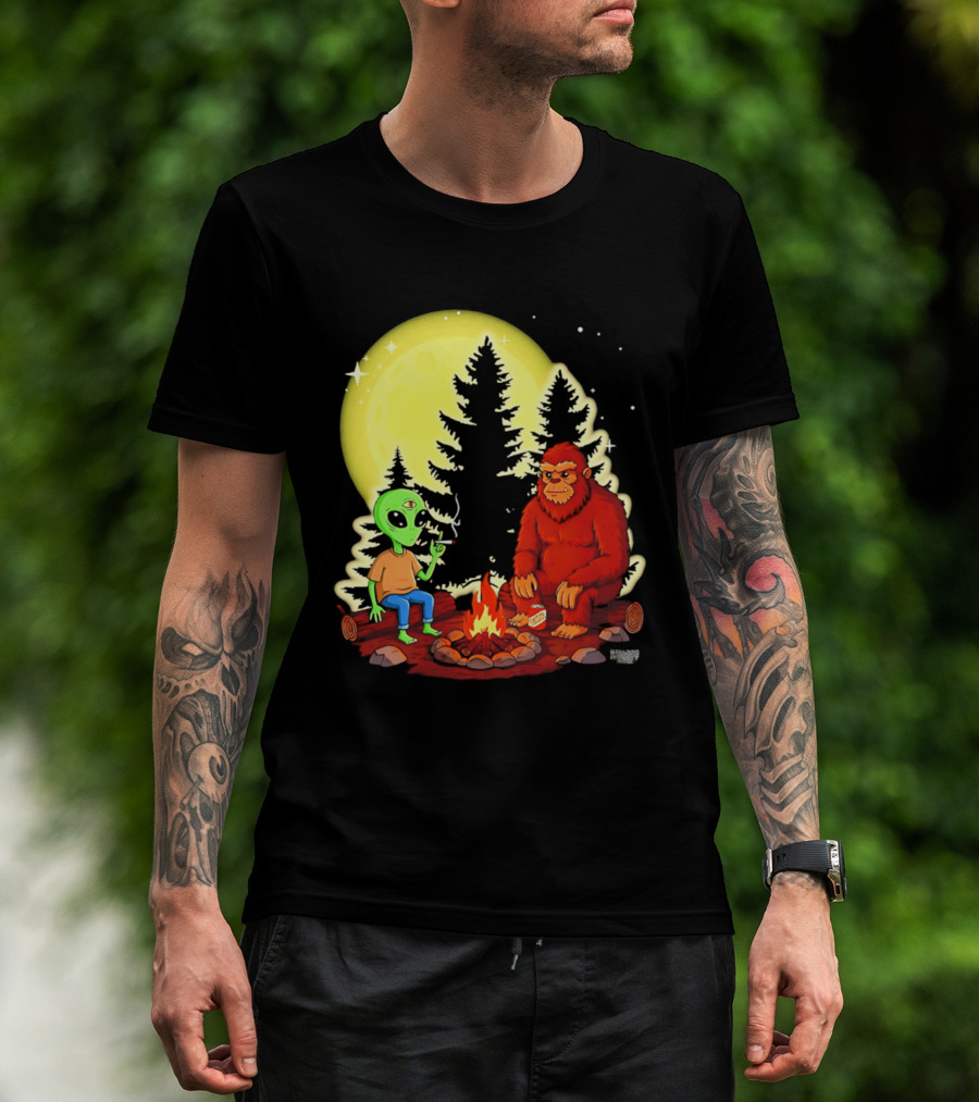 Bigfoot And Alien Campfire Night Under Full Moon T-Shirt