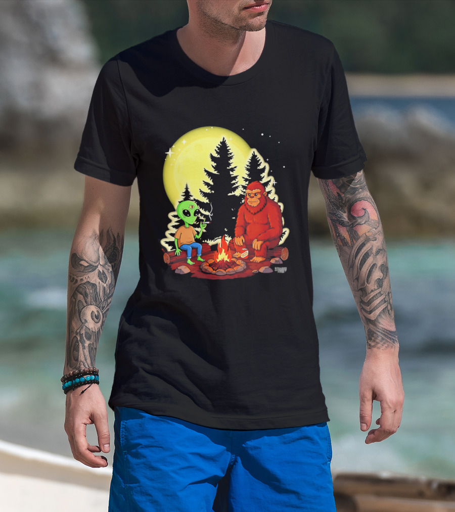Bigfoot And Alien Campfire Night Under Full Moon T-Shirt