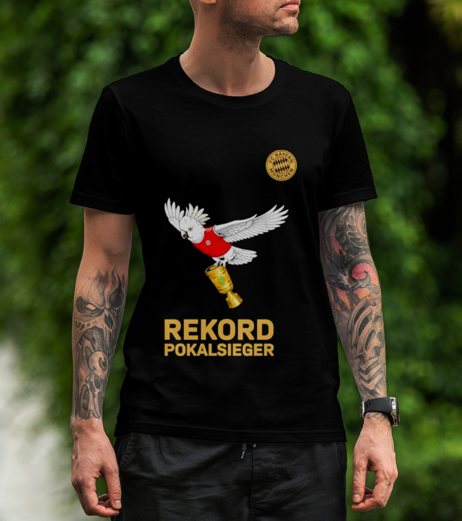 FC Bayern Munchen Rekord Pokalsieger Cockatoo With Trophy T-Shirt