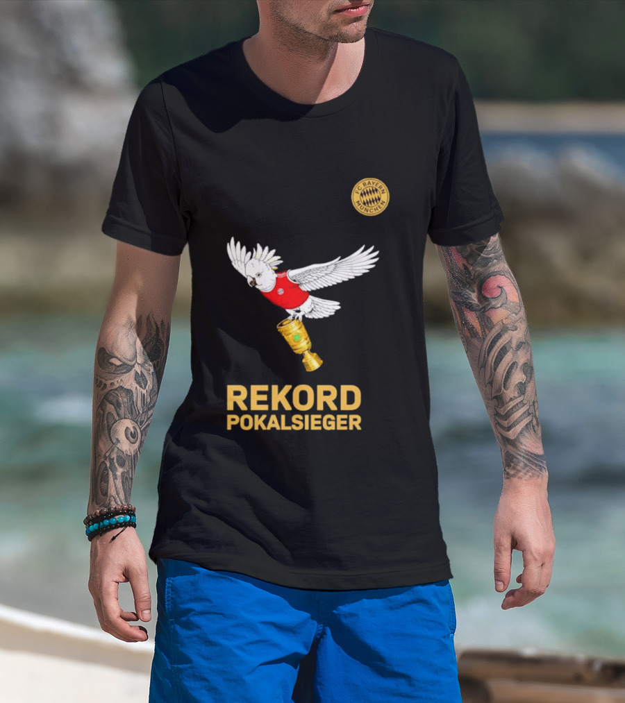 FC Bayern Munchen Rekord Pokalsieger Cockatoo With Trophy T-Shirt