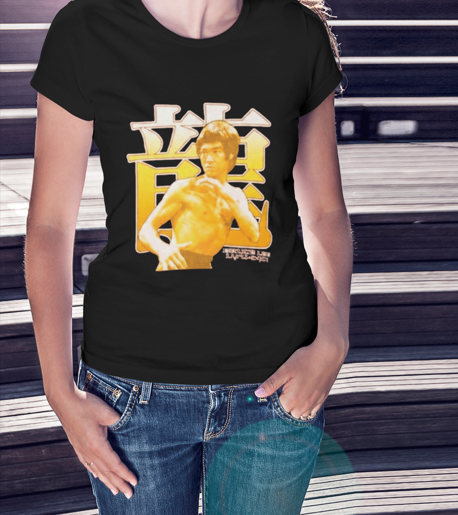 Bruce Lee Iconic Martial Arts Pose Chinese Characters T-Shirt