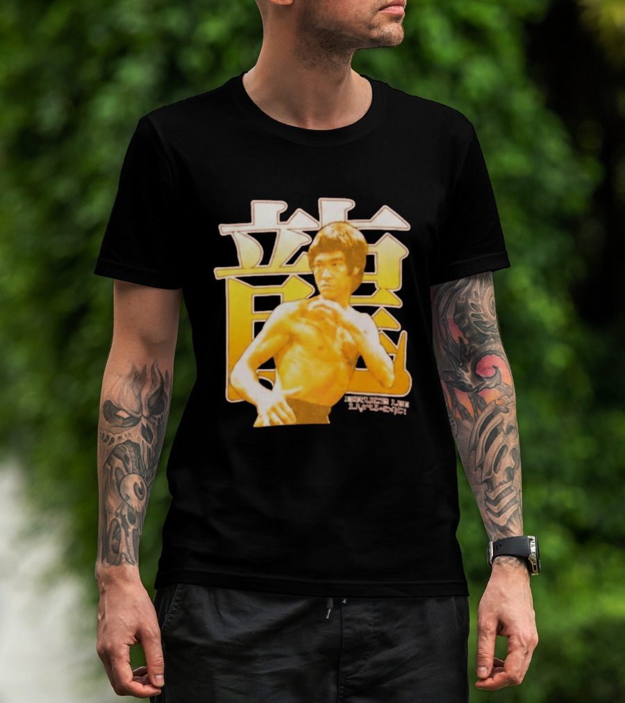 Bruce Lee Iconic Martial Arts Pose Chinese Characters T-Shirt