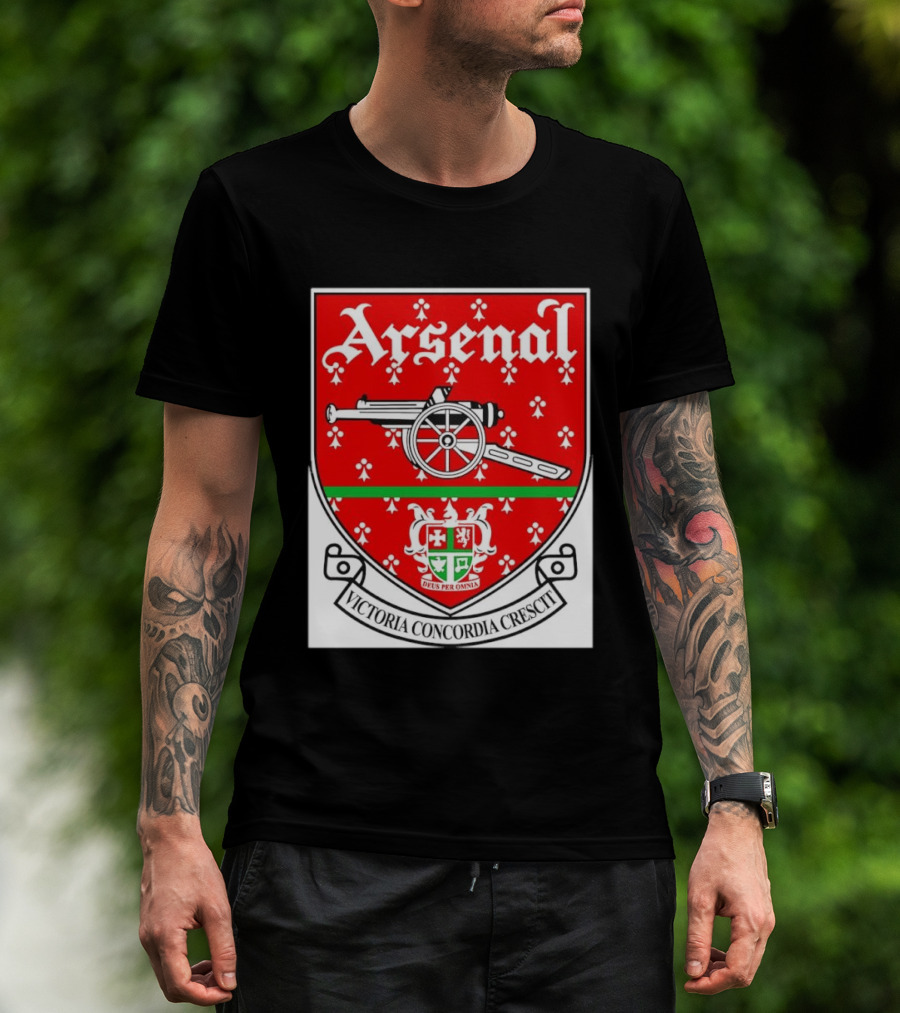 Arsenal FC Victoria Concordia Crescit Deus Per Omnia Crest Featuring Classic Cannon And Shield T-Shirt