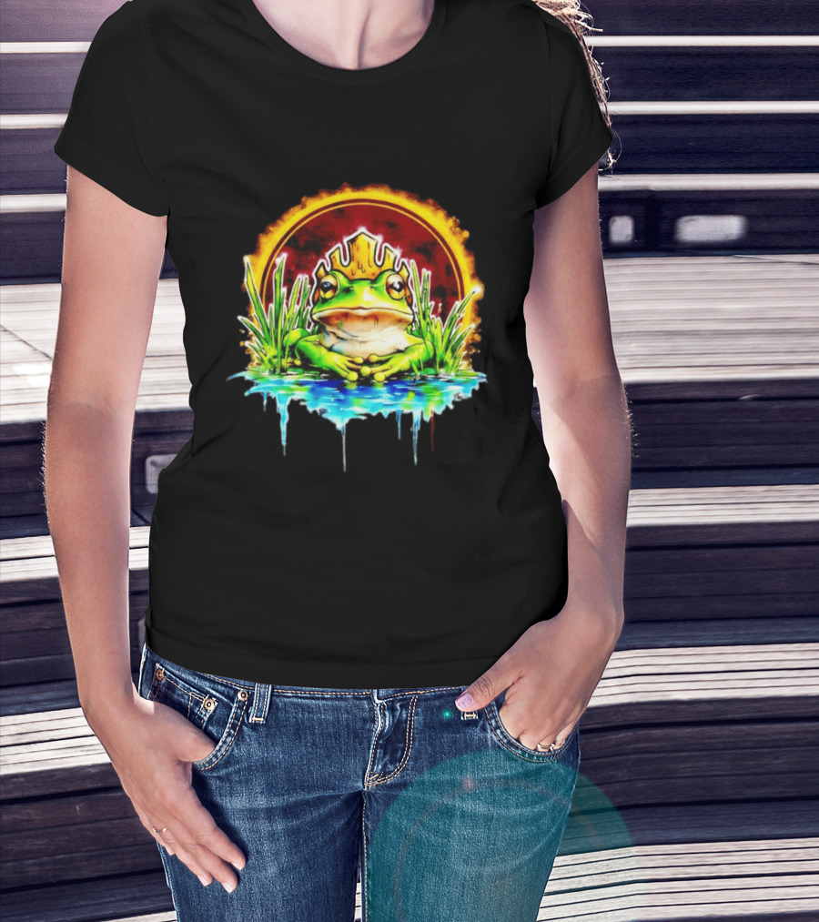 Frog King Crown Pond Nature Amphibian Wildlife Majestic Regal Water Scene T-Shirt