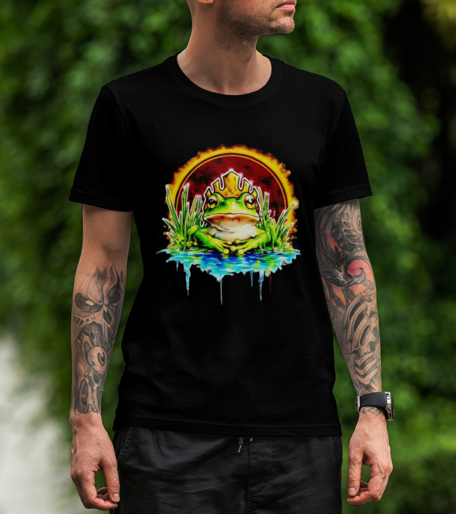 Frog King Crown Pond Nature Amphibian Wildlife Majestic Regal Water Scene T-Shirt