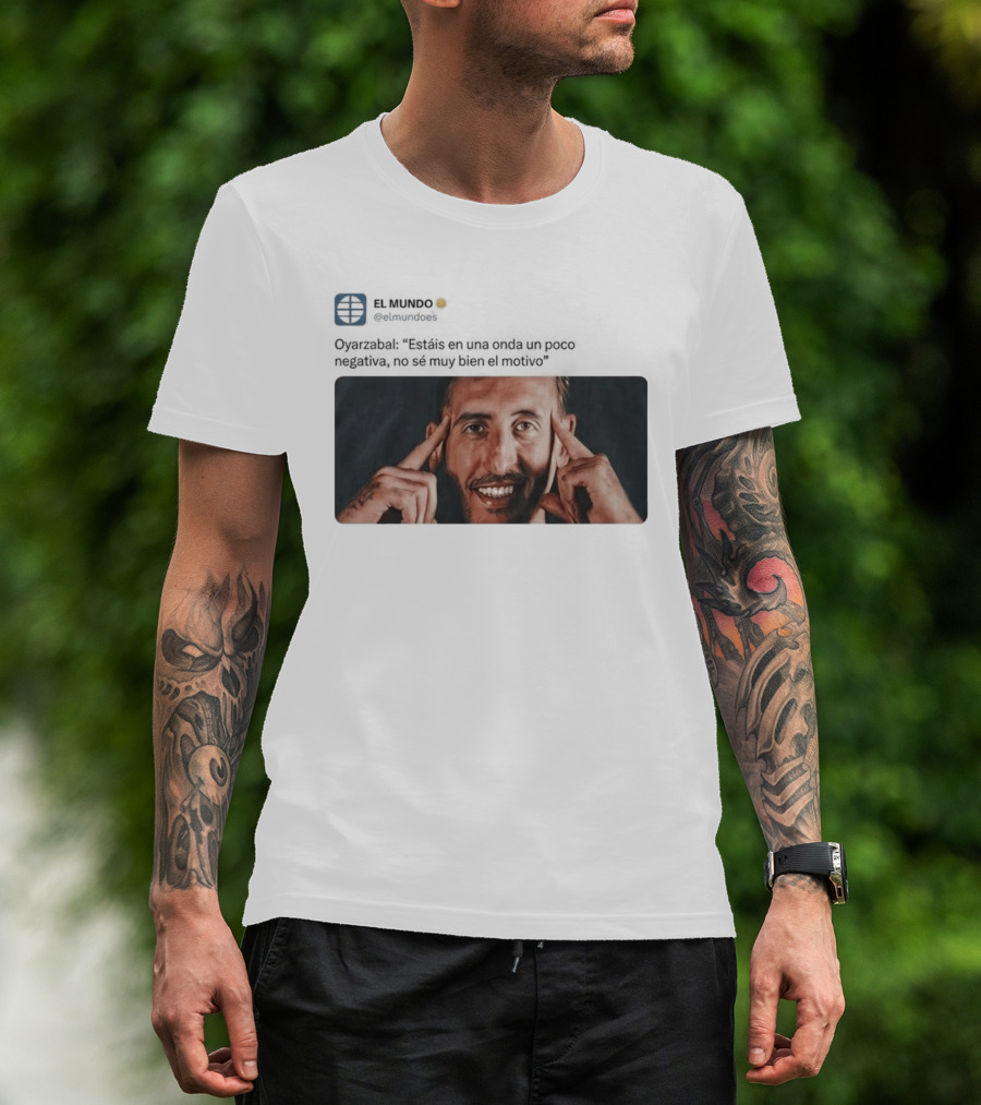 El Mundo Oyarzabal Estais En Una Onda Un Poco Negativa Sonriente Hombre T-Shirt