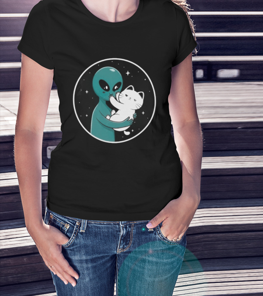 Even Aliens Love Cats Space Alien Embracing Kitty T-Shirt