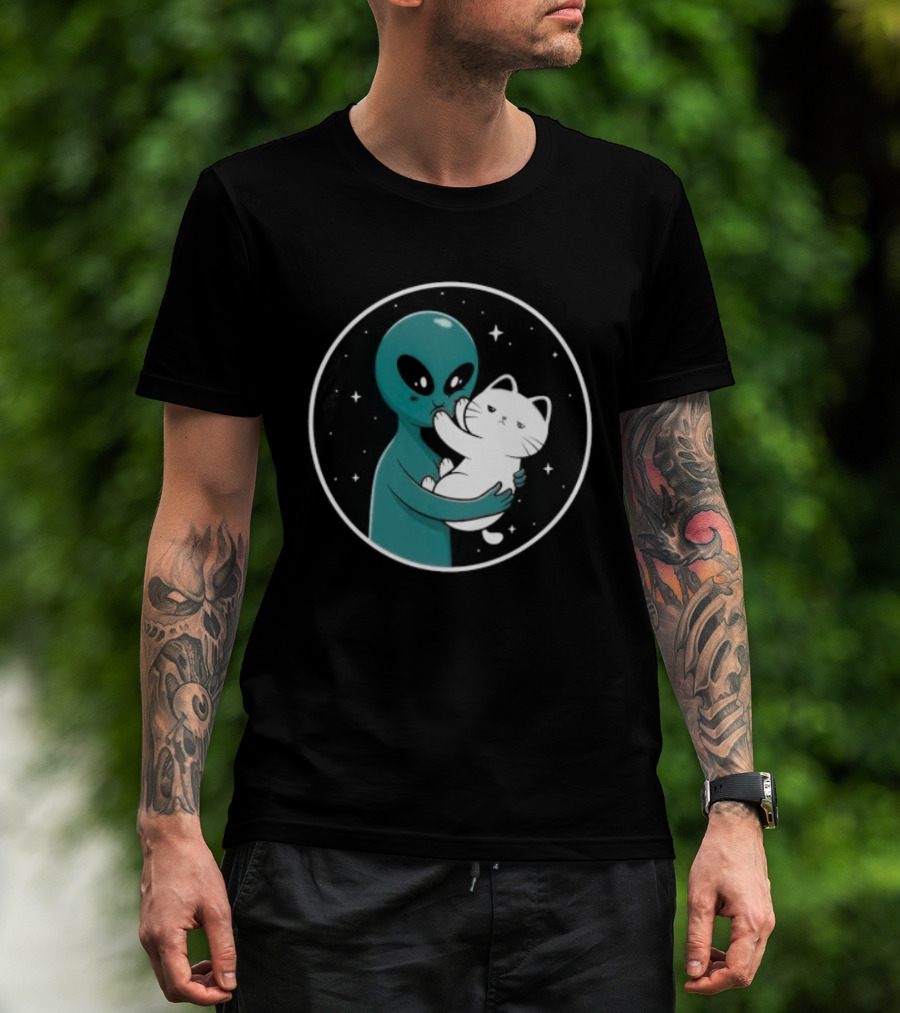 Even Aliens Love Cats Space Alien Embracing Kitty T-Shirt