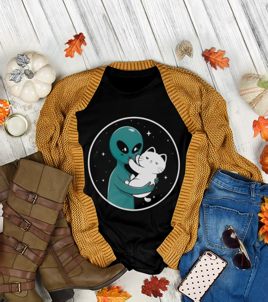 Even Aliens Love Cats Space Alien Embracing Kitty T-Shirt