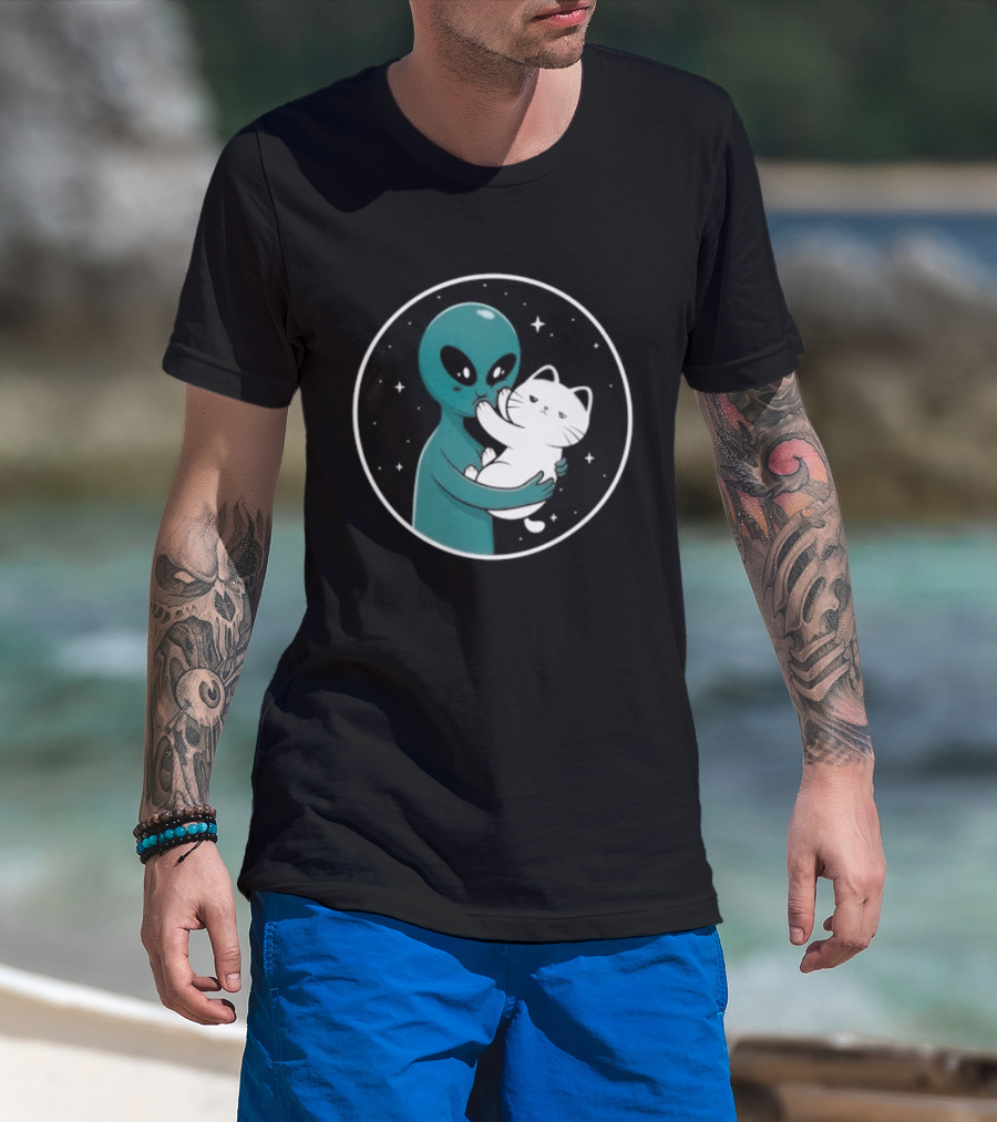 Even Aliens Love Cats Space Alien Embracing Kitty T-Shirt