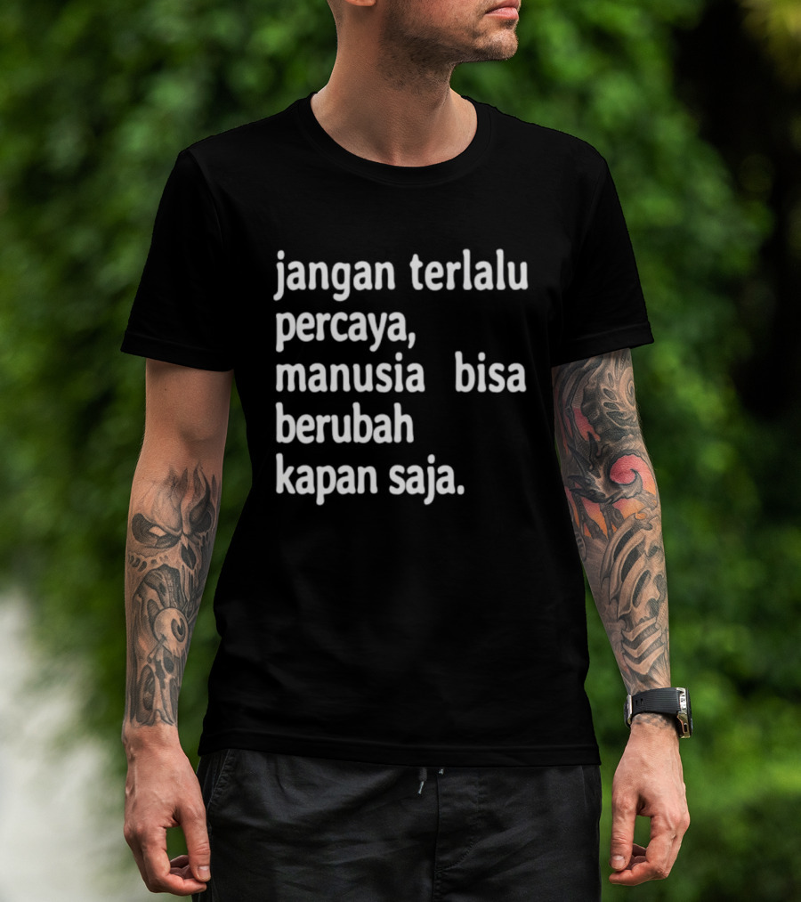 Jangan Terlalu Percaya Manusia Bisa Berubah Kapan Saja Bold Motivational T-Shirt