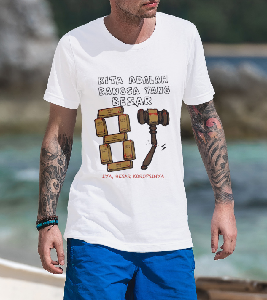 Kita Adalah Bangsa Yang Besar Iya Besar Korupsinya Gold Bars And Gavel T-Shirt