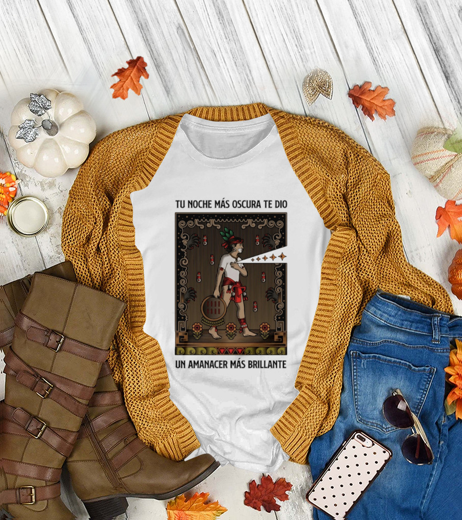 Tu Noche Más Oscura Te Dio Un Amanecer Más Brillante Guerrero Azteca Arte Mexicano Tradicional T-Shirt