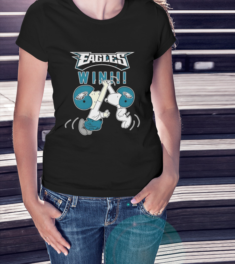Philadelphia Eagles Win Peanuts Snoopy And Charlie Brown High Five T-Shirt