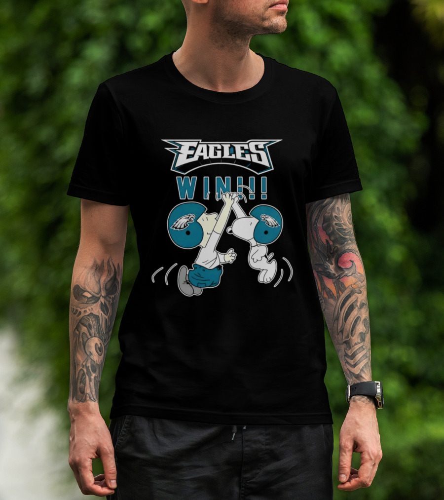 Philadelphia Eagles Win Peanuts Snoopy And Charlie Brown High Five T-Shirt