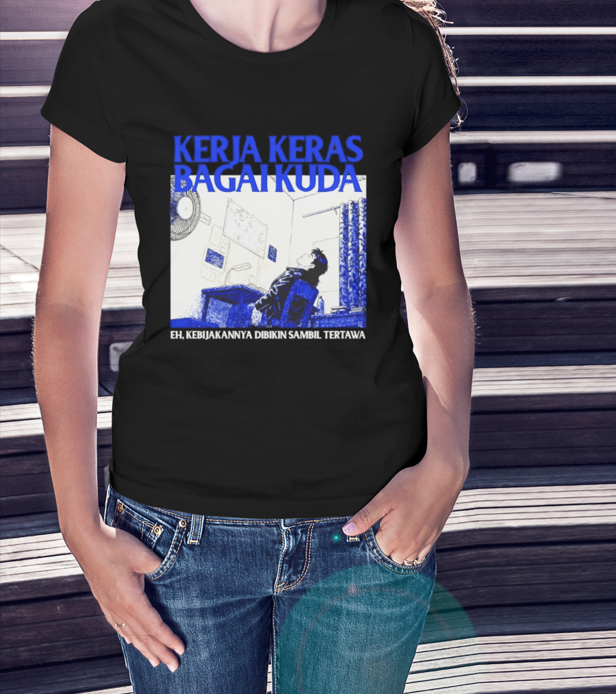 Kerja Keras Bagai Kuda Eh Kebijakannya Dibikin Sambil Tertawa Komik Pria Duduk Meja Dan Layar T-Shirt