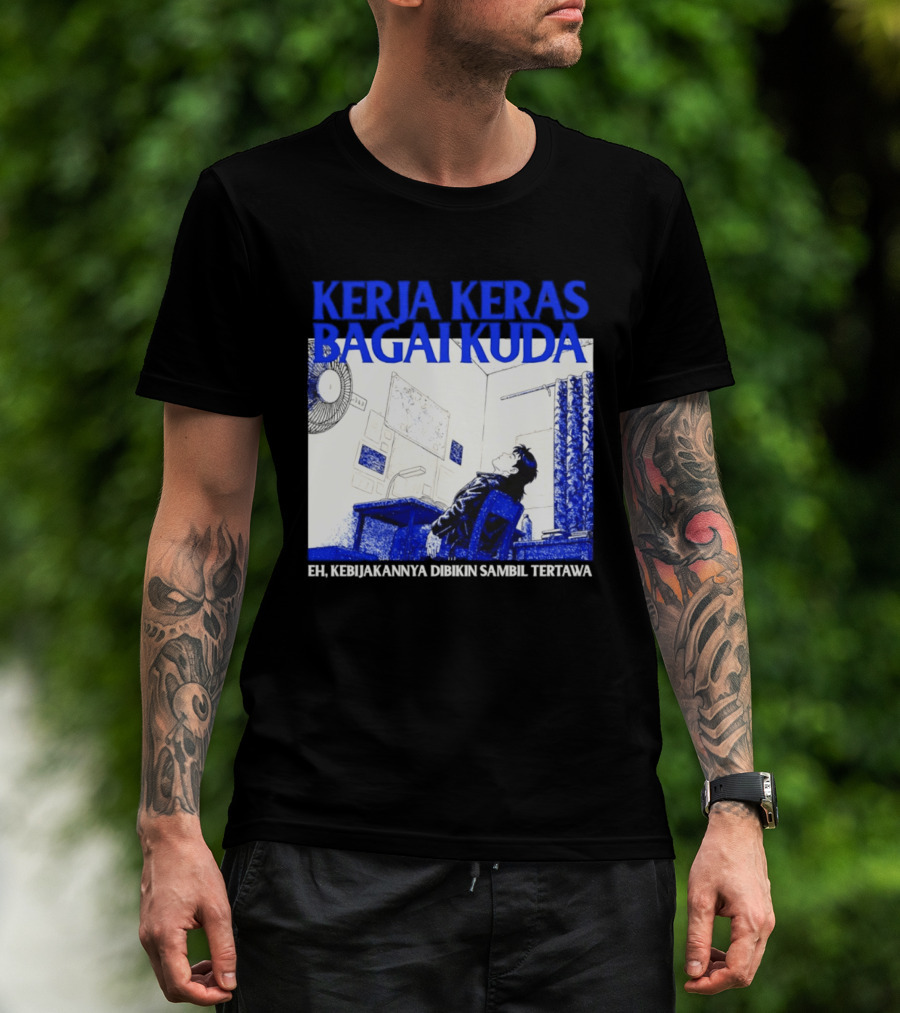 Kerja Keras Bagai Kuda Eh Kebijakannya Dibikin Sambil Tertawa Komik Pria Duduk Meja Dan Layar T-Shirt