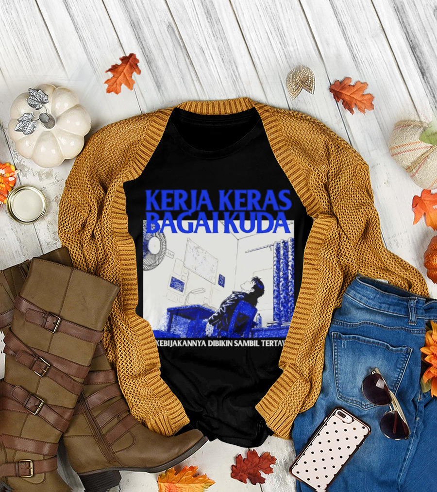 Kerja Keras Bagai Kuda Eh Kebijakannya Dibikin Sambil Tertawa Komik Pria Duduk Meja Dan Layar T-Shirt