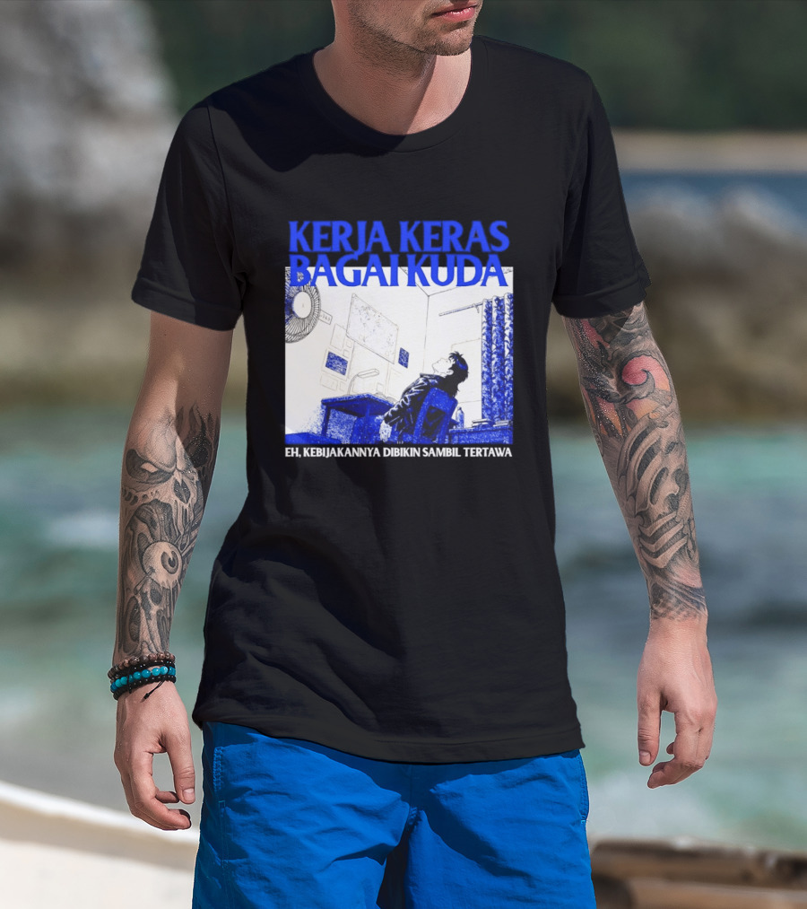 Kerja Keras Bagai Kuda Eh Kebijakannya Dibikin Sambil Tertawa Komik Pria Duduk Meja Dan Layar T-Shirt