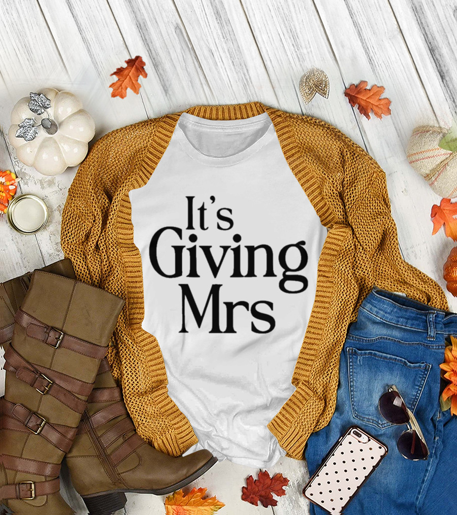 NaomiSky15 It's Giving Mrs T-Shirt