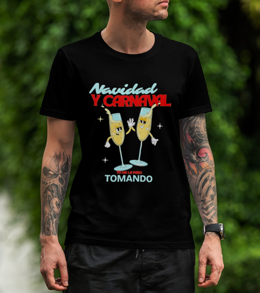 Navidad Y Carnaval Yo Me La Paso Tomando Two Toasting Champagne Glasses T-Shirt