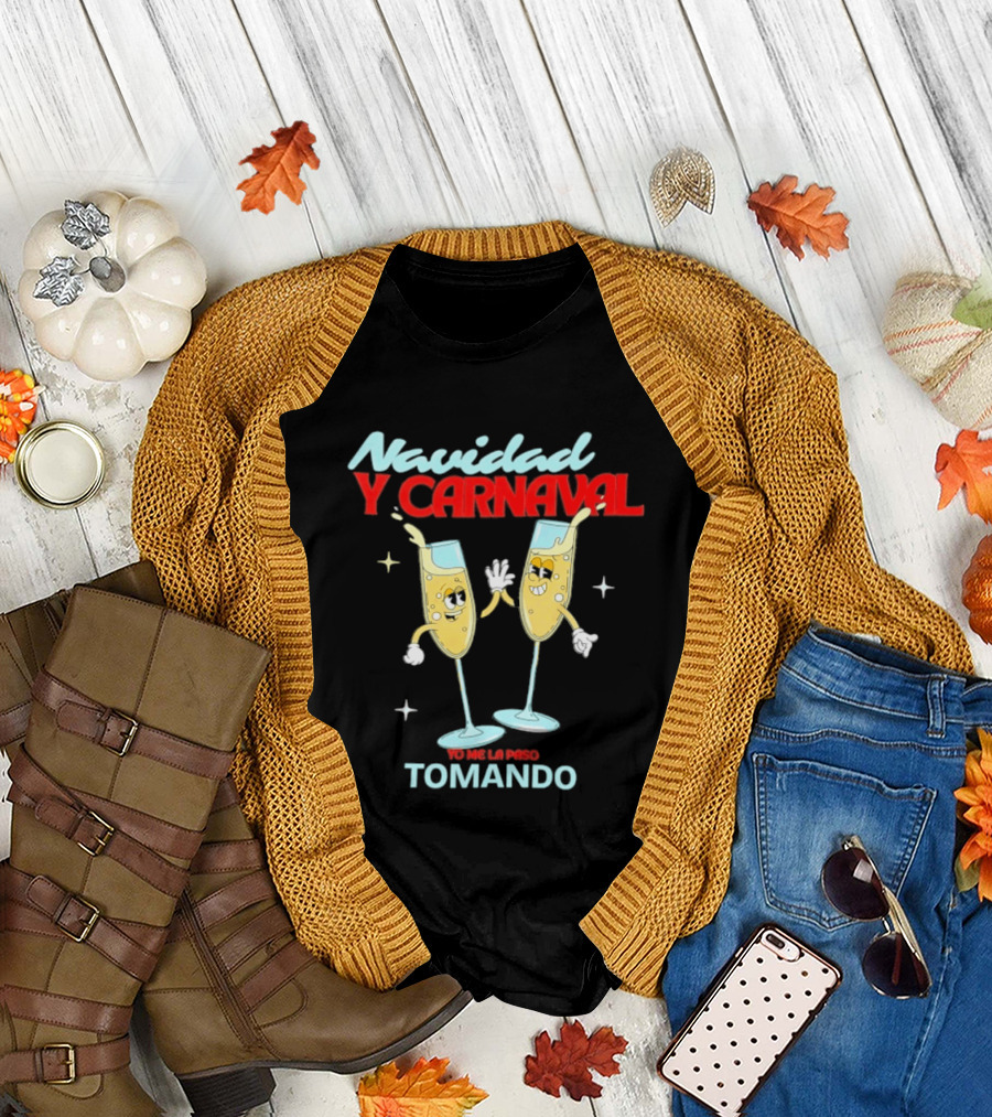 Navidad Y Carnaval Yo Me La Paso Tomando Two Toasting Champagne Glasses T-Shirt