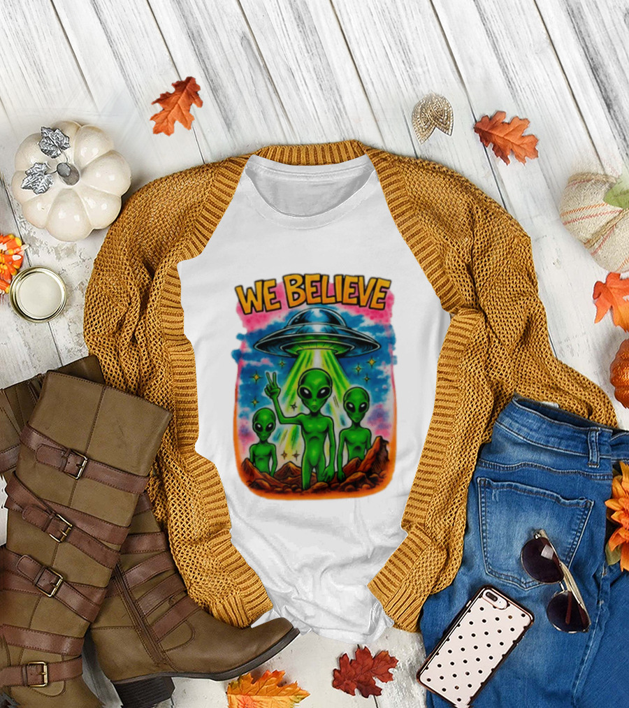 We Believe Aliens UFO Extraterrestrial Peaceful Green Aliens Stars Cosmic Scene T-Shirt