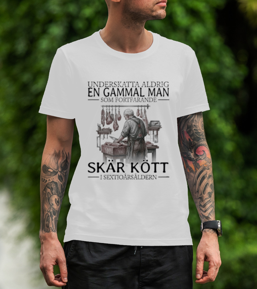 Underskatta Aldrig En Gammal Man Som Fortfarande Skär Kött I Sextioårsåldern T-Shirt