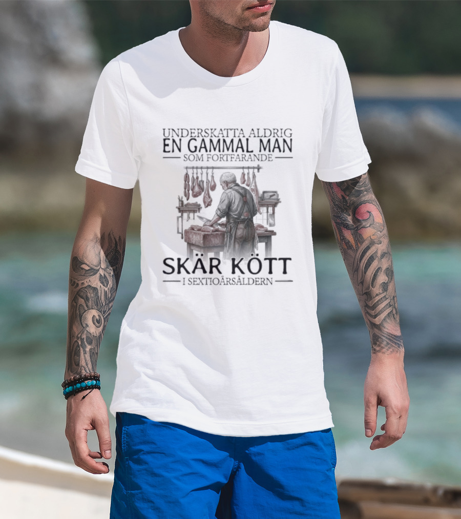 Underskatta Aldrig En Gammal Man Som Fortfarande Skär Kött I Sextioårsåldern T-Shirt