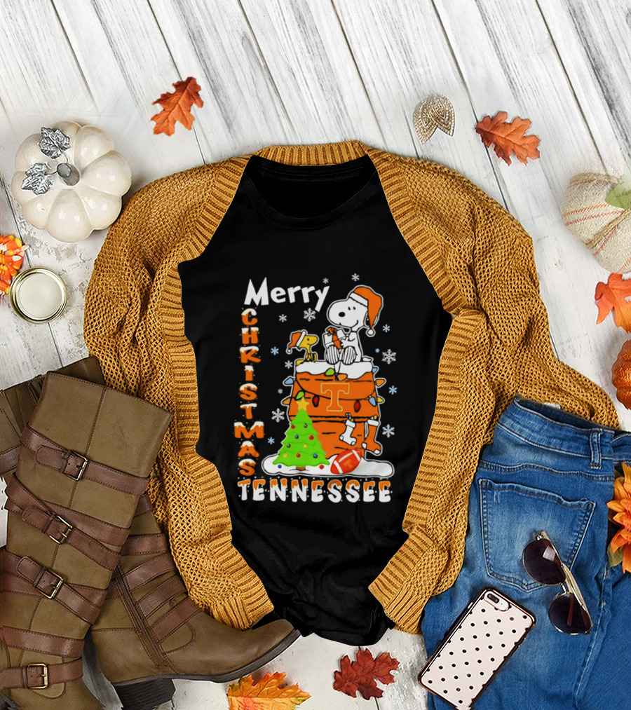 Snoopy Woodstock Christmas 2026 Tennessee Volunteers Football Santa Hat T-Shirt