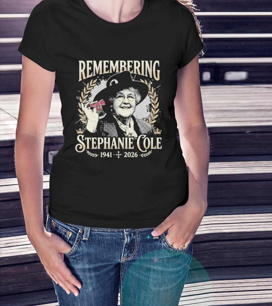 Remembering Stephanie Cole 1941 2026 Red Bow Laurel Wreath T-Shirt