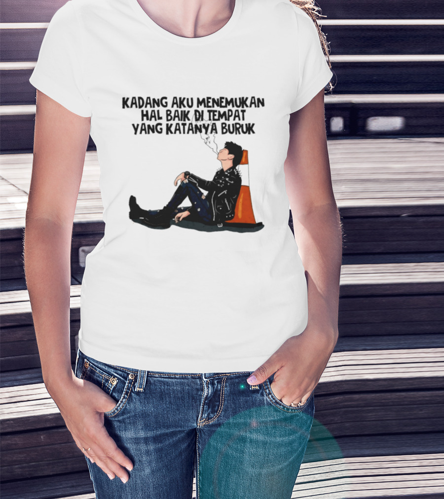 Kadang Aku Menemukan Hal Baik Di Tempat Yang Katanya Buruk Dengan Sosok Beristirahat Di Kursi Oranye T-Shirt