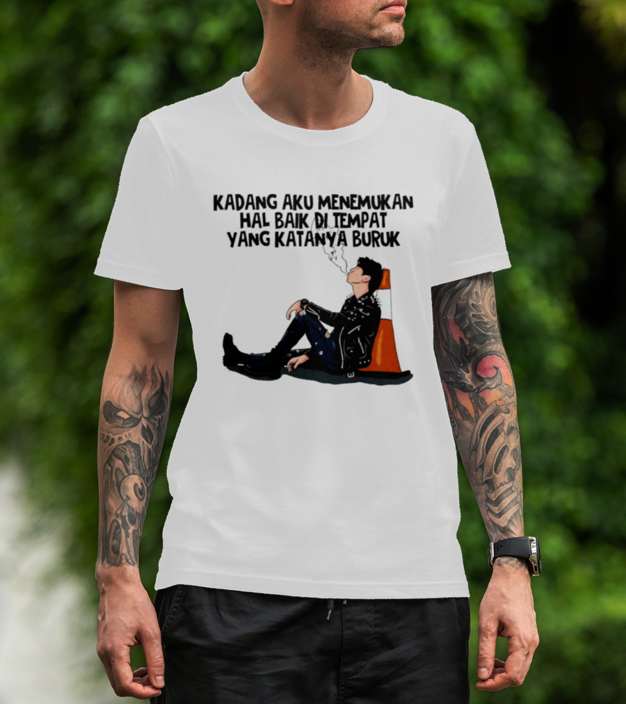 Kadang Aku Menemukan Hal Baik Di Tempat Yang Katanya Buruk Dengan Sosok Beristirahat Di Kursi Oranye T-Shirt