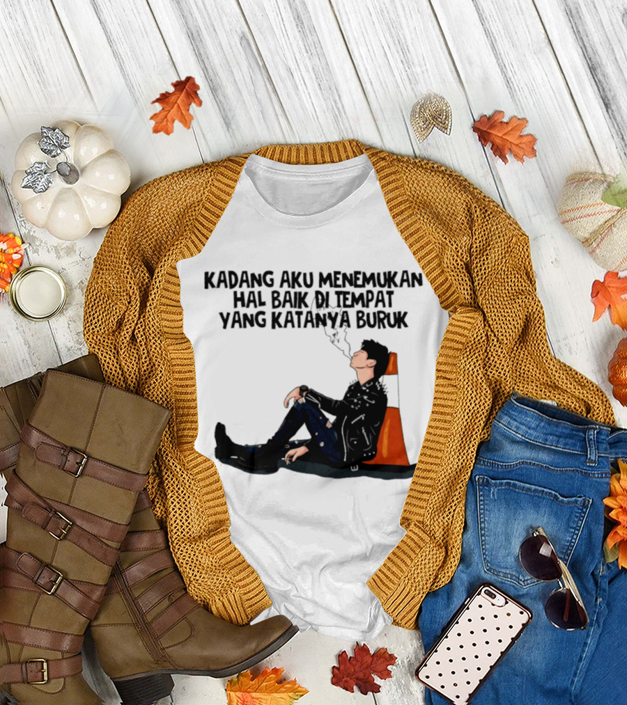 Kadang Aku Menemukan Hal Baik Di Tempat Yang Katanya Buruk Dengan Sosok Beristirahat Di Kursi Oranye T-Shirt