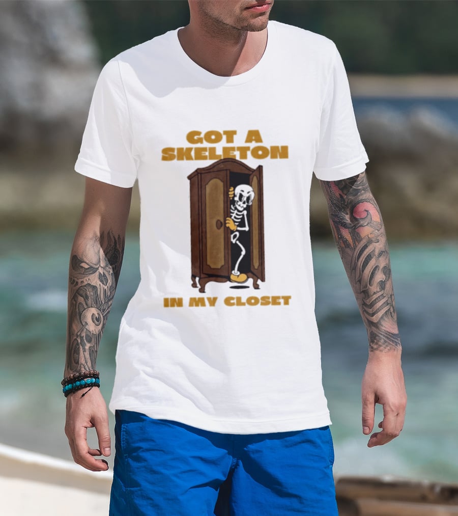 Got A Skeleton In My Closet Spooky Halloween Fun T-Shirt