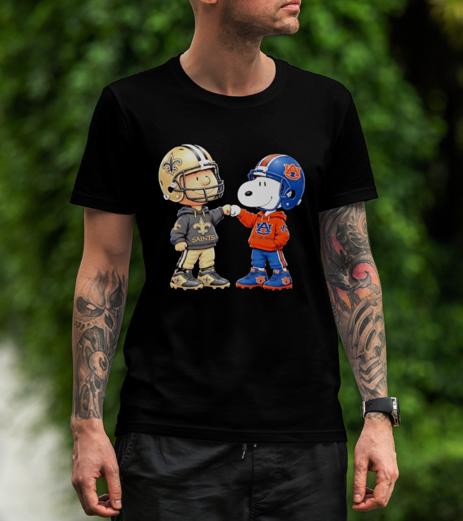 Charlie Brown Saints And Snoopy Auburn Tigers Fist Bump Football T-Shirt