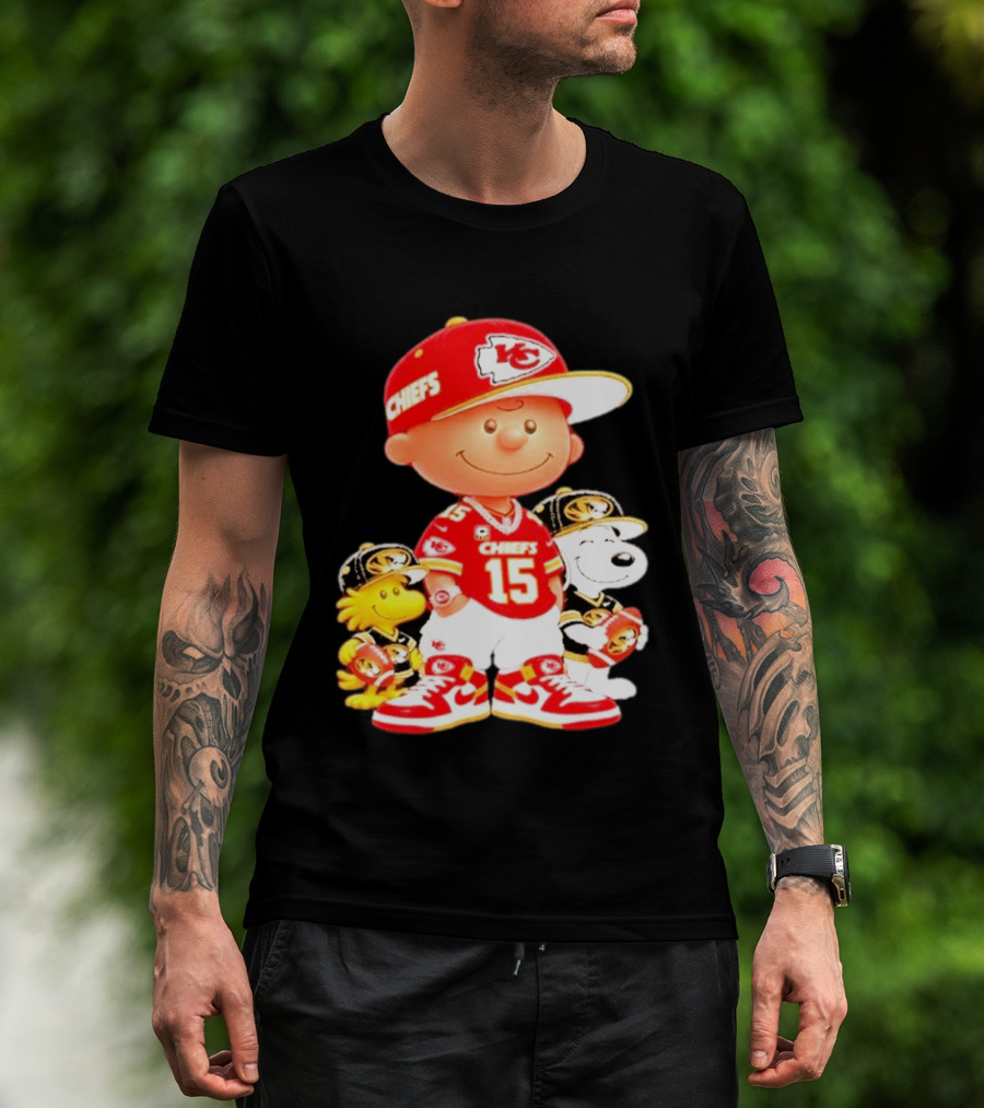 Peanuts Chiefs Patrick Mahomes Football Kansas City Charlie Brown Snoopy Woodstock T-Shirt